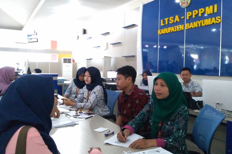 Pemohon kartu kuning di Mal Pelayanan Publik (MPP) Banyumas, Jawa Tengah, Selasa (11/6/2019).