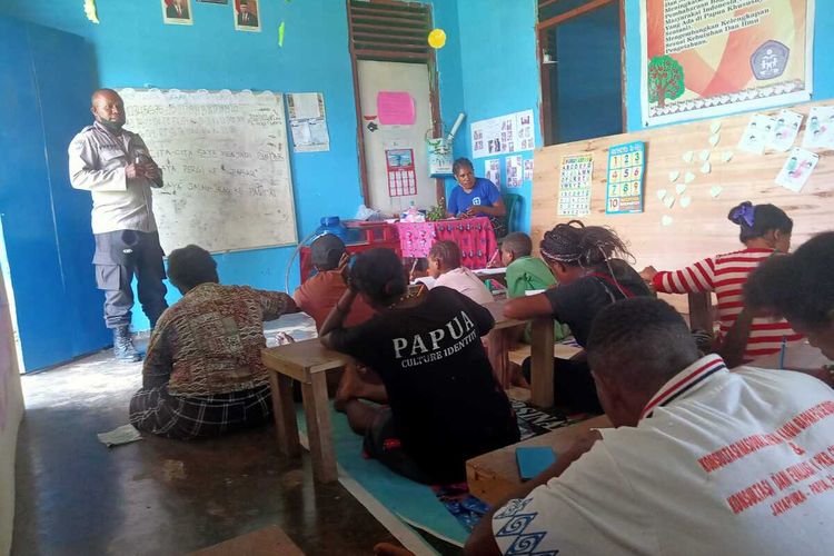 Aipda Fredrik Bay (53), terlihat mengajarkan mama-mama dan anak-anak di salah satu taman kanak-kanak di Toladan, Kelurahan Sentani Kota, Distrik Sentani, Kabupaten Jayapura, Papua, belum lama ini.