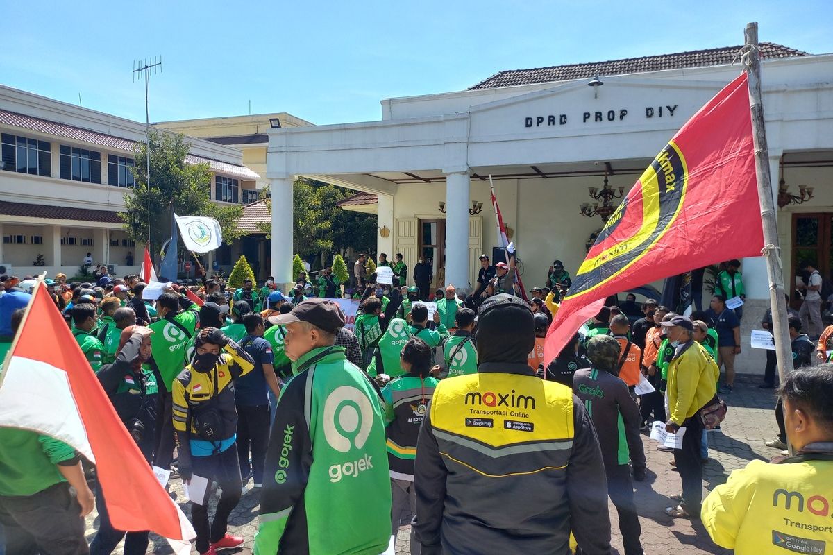 Demo ojol di DPRD DIY tolak kenaikan harga BBM, DPRD DIY, Senin (12/9/2022)