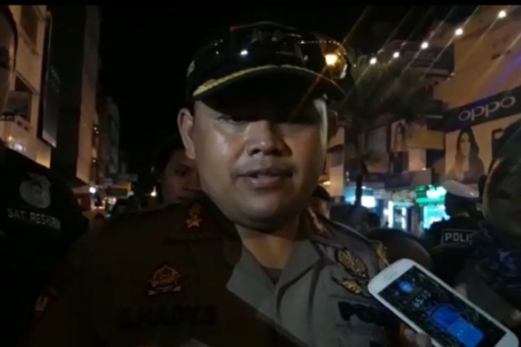 Kapolres Pulau Ambon dan Pulau-Pulau Lease, AKBP Sutrisno Hady Santoso saat diwawancarai wartawan usai kebakaran di Ambon, Selasa malam (8/1/2019)