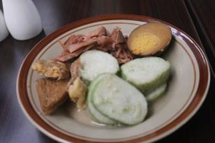 Kuline tradisional khas Kabupaten Kudus, Lentog Tanjung.  Makanan ini biasa dihidangkan pagi hari ketika sarapan.