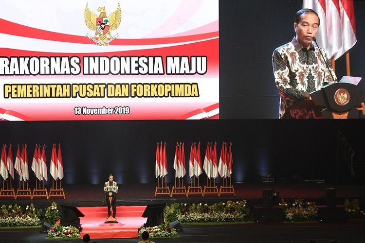 Presiden Joko Widodo memberikan pidato saat menghadiri Rakornas Indonesia Maju antara Pemerintah Pusat dan Forum Koordinasi Pimpinan Daerah (Forkopimda) di Bogor, Jawa Barat, Rabu (13/11/2019). Kegiatan tersebut bertujuan untuk mewujudkan sinergi program-program antara pemerintah pusat dengan daerah. ANTARA FOTO/Akbar Nugroho Gumay/aww.
