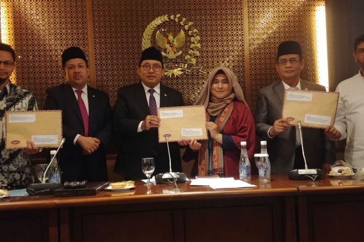 Aktivis gerakan #2019GantiPresiden secara resmi menyerahkan bukti persekusi yang mereka alami kepada pimpinan DPR, Selasa (28/8/2018). 