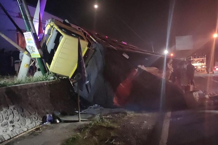 Truk sarat muatan jeruk terbalik di Jalan Jogja Wates Kilometer 1, Gunung Gempal, Kalurahan Giripeni, Wates, Kabupaten Kulon Progo, Daerah Istimewa Yogyakarta. Truk terguling setelah menabrak motor yang hendak menyeberang.