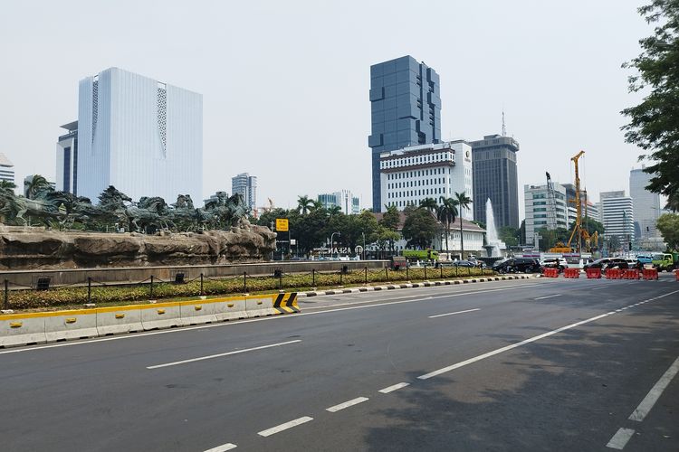 Jalan Medan Merdeka Barat, Gambir, Jakarta Pusat steril dan sepi di sekirar Patung Kuda, Selasa (7/11/2023). (KOMPAS.com/XENA OLIVIA)