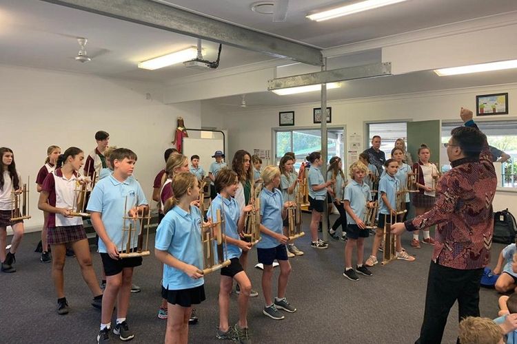 Workshop Angklung oleh seorang pianis WNI, Amos Kurniadi, SD Scotts Head (SHPS) di Scotts Head, New South Wales, Australia. (KJRI Sydney)