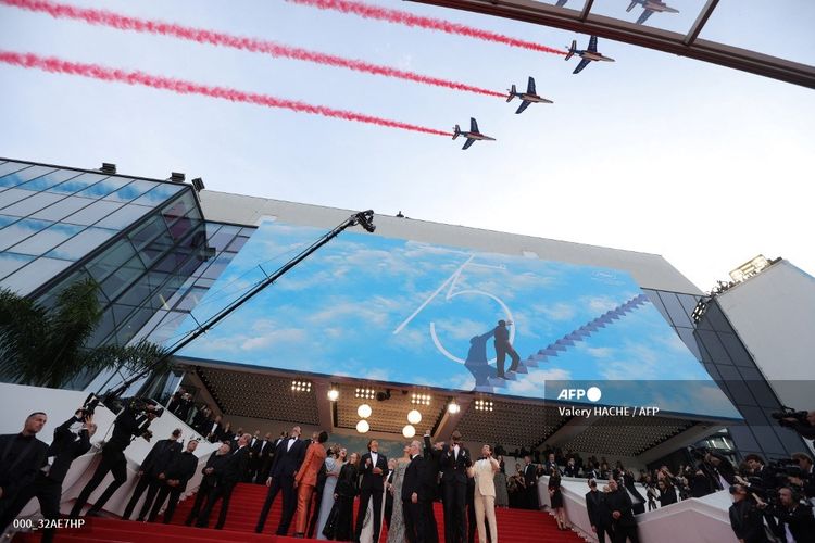 Aktor Tom Cruise dan Jennifer Connely beserta bintang-bintang film Top Gun: Maverick menyaksikan atraksi akrobatik pesawat jet dari tim Patrouille de France di pemutaran perdana film tersebut di Festival Palace pada Festival Film Cannes ke-75, Cannes, Perancis, Rabu (18/5/2022).
