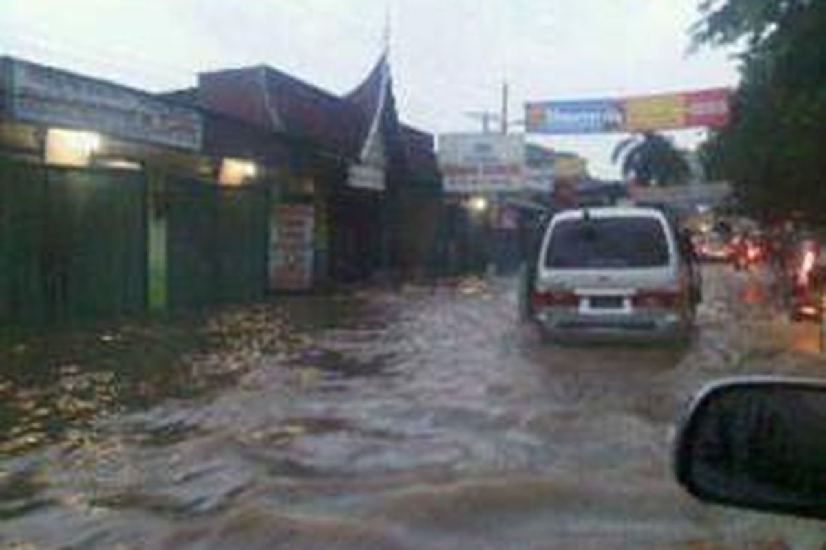 Banjir yang terjadi di jalur Transyogie-Cibubur, Rabu (29/1/2014).