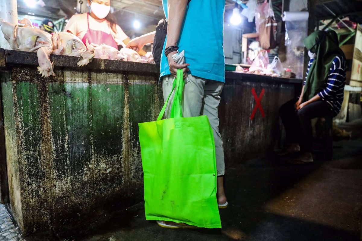 Warga berbelanja menggunakan kantong belanja ramah lingkungan di Pasar Bendungan Hilir (Benhil) di Jakarta Pusat, Kamis (9/7/2020). Larangan penggunaan kantong plastik sekali pakai di Jakarta mulai berlaku sejak Rabu (1/7/2020), pelarangan ini diberlakukan di pusat-pusat perbelanjaan, mulai dari toko swalayan hingga pasar rakyat.