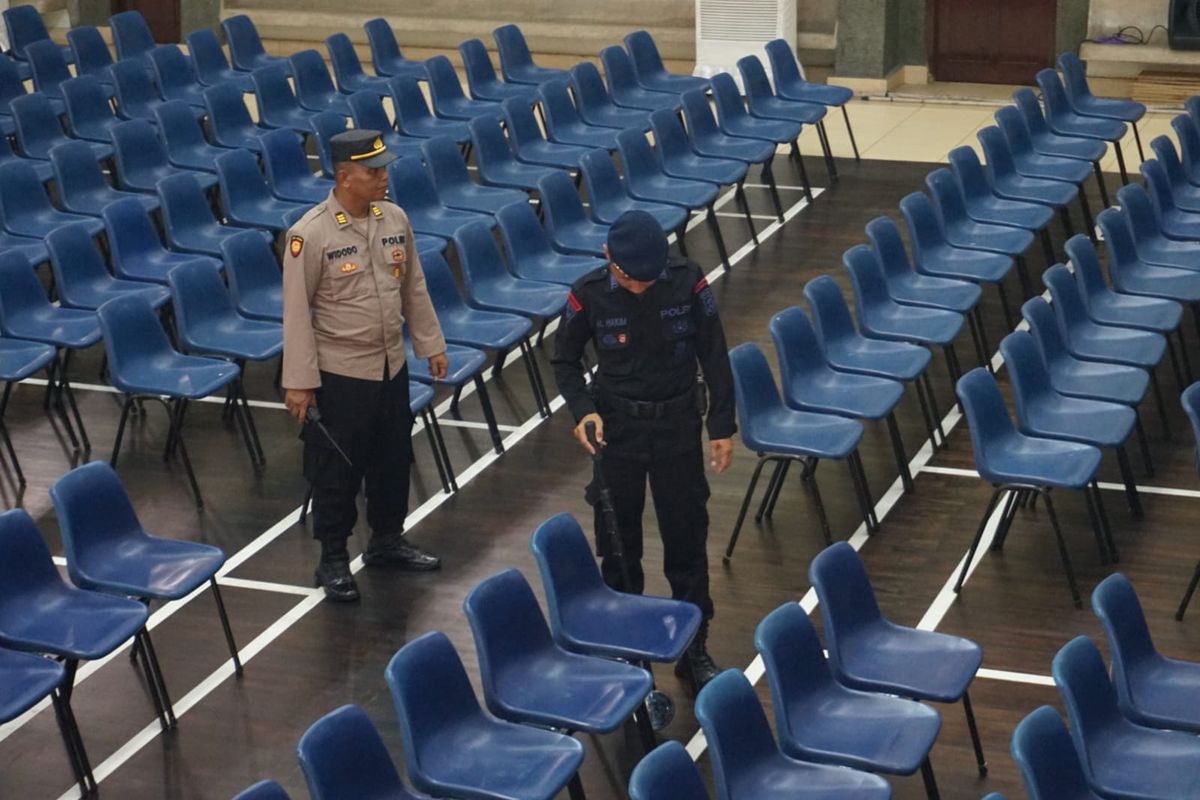 Aparat kepolisian melakukan sterilisasi di gereja Surabaya, Minggu (24/12/2023)