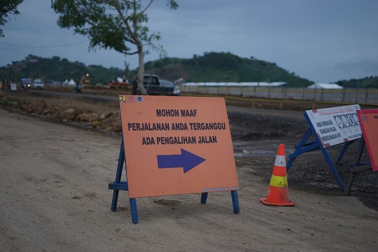 Penampakan jalan area luar Sirkuit Mandalika yang belum masih dalam proses pembangunan, Kamis (10/2/2022)