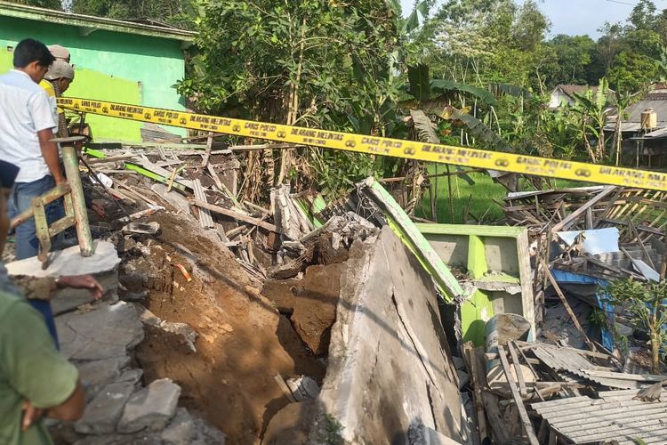 Kondisi rumah roboh di Oro-oro Ombo Lumajang, Sabtu (11/11/2023)