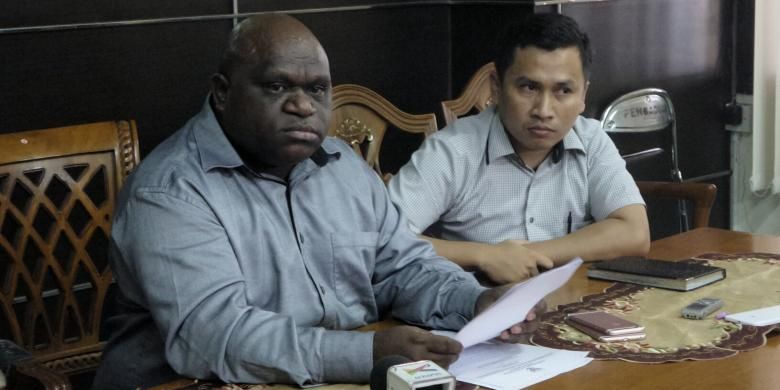 Komisioner Komnas HAM Natalius Pigai saat memberikan keterangan terkait kerusuhan Tanjungbalai, di kantor Komnas HAM, Menteng, Jakarta Pusat, Kamis (11/8/2016).