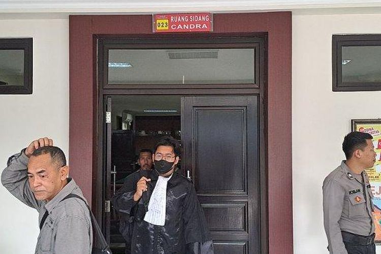 Suasana ruang sidang terdakwa pencabulan, CS (51) seorang guru SMP yang melakukan pencabulan terhadap siswanya yang divonis bebas oleh Hakim Pengadilan Negeri Kota Sukabumi, Jumat, (27/10/2023). 