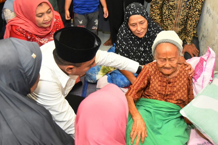 Gubernur Sumut Edy Rahmayadi saat mengunjungi Nek Sariah di rumahnya, Kamis (31/1/2019)