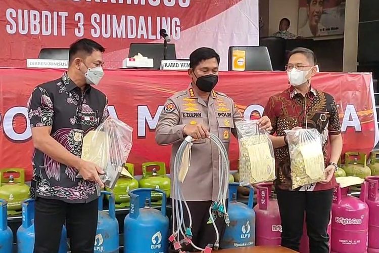 Direktur Reserse Kriminal Khusus Polda Metro Jaya Kombes Auliansyah Lubis bersama Kabid Humas Polda Metro Jaya Kombes Endra Zulpan saat konferensi pers kasus pengoplosan tabung gas elpiji, Jumat (23/12/2022) di Mapolda Metro Jaya. 