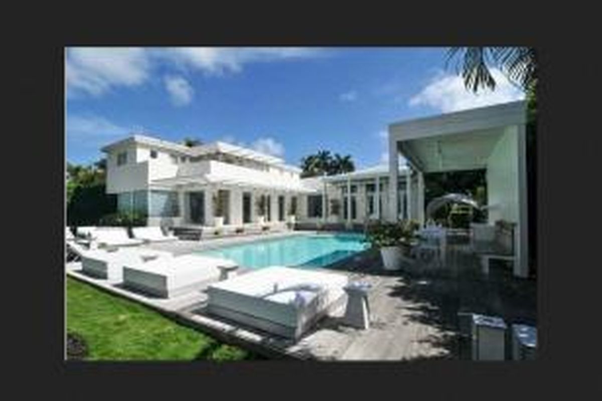 Shakira tengah menjual rumah mewahnya di North Bay Road, Miami Beach, Florida, seharga 14,95 juta dolar AS atau setara Rp 153 miliar. Padahal, ia membeli rumah tersebut pada 2001 hanya seharga 3,38 juta dolar atau Rp 34,7 miliar. 