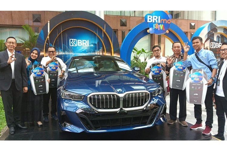 Penyerahan hadiah BMW seri 520i kepada nasabah BRI di BRImo FSTVL. 