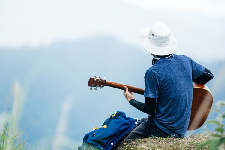 Butuh caption alam aesthetic singkat? Temukan 100 inspirasi estetik untuk foto gunung, pantai, hingga sunset yang simple dan penuh makna.
