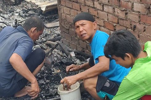 Kisah Anes, Cari Sisa Koin Rp 1.000 di Puing Rumahnya yang Ludes Terbakar