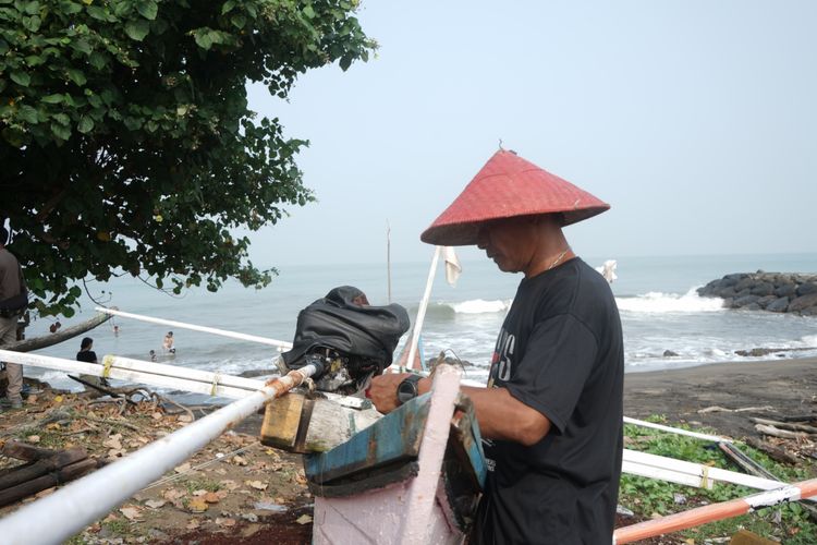 Kabut Asap Pekat, Nelayan Padang Tak Berani Melaut, Pilih Jadi Tukang Bangunan
