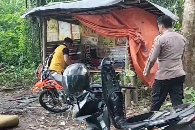 Petugas kepolisian saat menangkap bandar ganja di Desa Lubuk Sitarak, Kecamatan Rakit Kulim, Kabupaten Inhu, Riau, Jumat (10/1/2025).