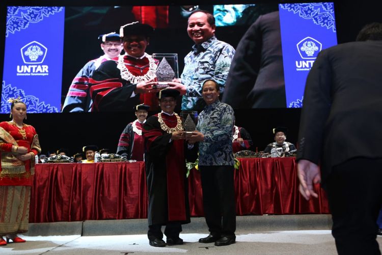 Menristek turut hadir dan memberikan orasi ilmiah dalam acara wisuda Untar (19/8/2018)