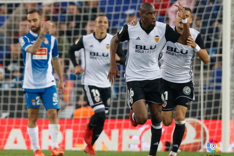 Pemain pinjaman Inter Milan, Geoffrey Kondogbia, merayakan gol Valencia ke gawang Espanyol pada pertandingan La Liga, Minggu (19/11/2017). 