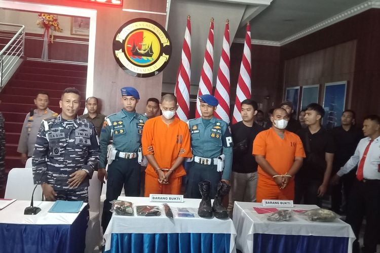 Dua tersangka pembunuhan Casis TNI AL, Serda AAM dan MA dikawal saat junpa pers, Selasa (2/4/2024) di Mako Lantamal Padang