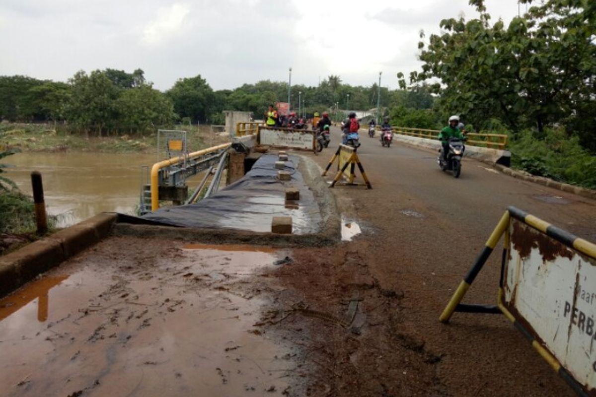 Sebagian Jembatan Cihuni yang berlokasi di Jalan Skki, Kabupaten Tangerang, ambles pada Rabu (1/1/2020) sore. Diduga amblesnya jalan tersebut karena tidak adanya resapan air. 