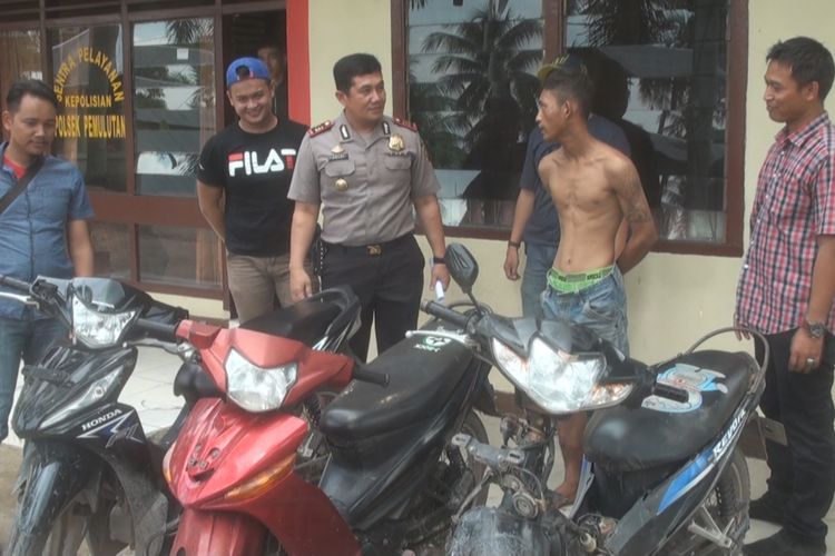 Tersangka begal motor Diki alias Dodi berhasil ditangkap di rumahnya di Desa Lebak Pering karena sudah enal kali melakukan aksinya membegal pemilik sepeda motor di beberapa lokasi di Ogan Ilir dan Palembang