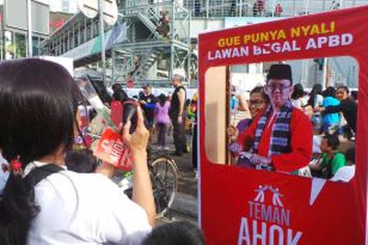 Masyarakat DKI Jakarta memberikan dukungan untuk Gubernur DKI Jakarta Basuki Tjahaja Purnama di Bundaran HI, Jakarta, Minggu (8/3/2015).