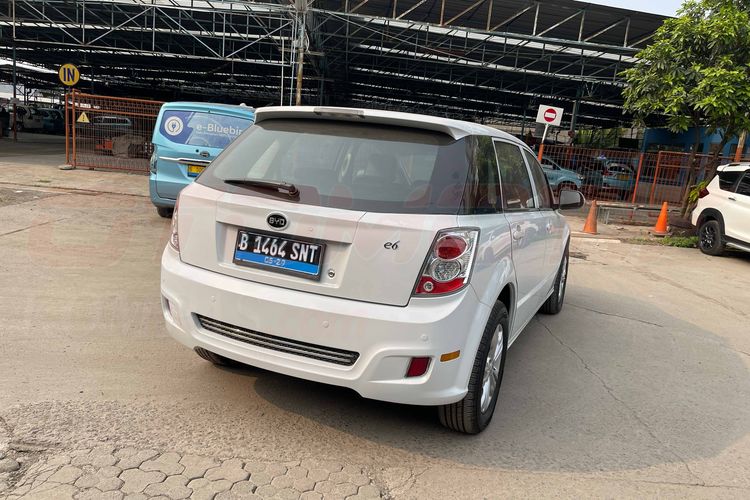 BYD e6 generasi pertama bekas taksi Blue Bird