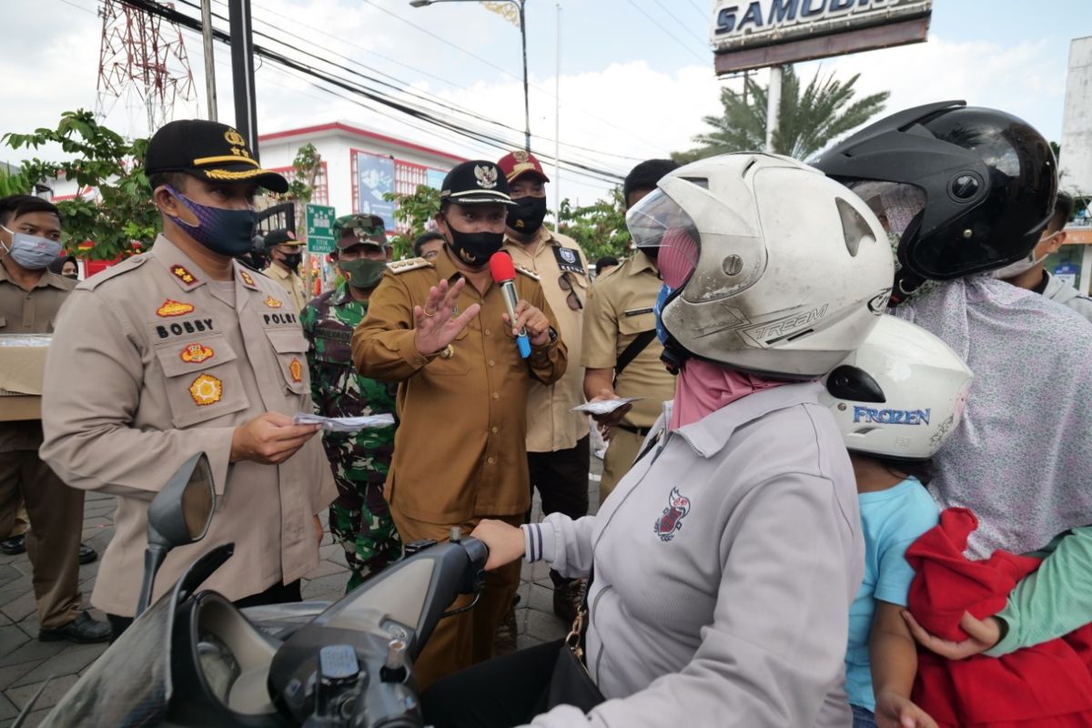 Walikota Madiun, Maidi bersama Kapolres Madiun Kota, AKBP Raden Bobby Aria Prakasa mensosialisasikan kepada warga pentingnya disiplin mentaati protokol kesehatan agar tidak tertular Covid-19 di ruas Jalan Pahlawan Kota Madiun, Senin (22/6/2020).