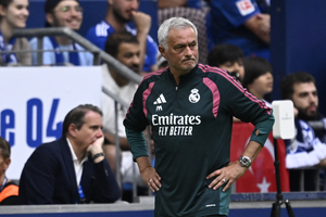 Mourinho Muncul dengan Mata Lebam Saat Hadapi Schalke, Ini Penyebabnya