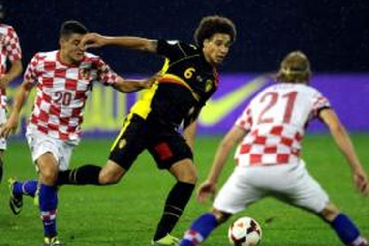 Gelandang Belgia, Axel Witsel (tengah), mencoba melewati hadangan dua pemain Kroasia, Mateo Kovacic (kiri) dan Domagoj Vida (kanan), pada laga di Zagreb, Jumat (11/10/2013). Pada laga tersebut, Belgia menang 2-1 atas Kroasi berkat dua gol Romelu Lukaku.