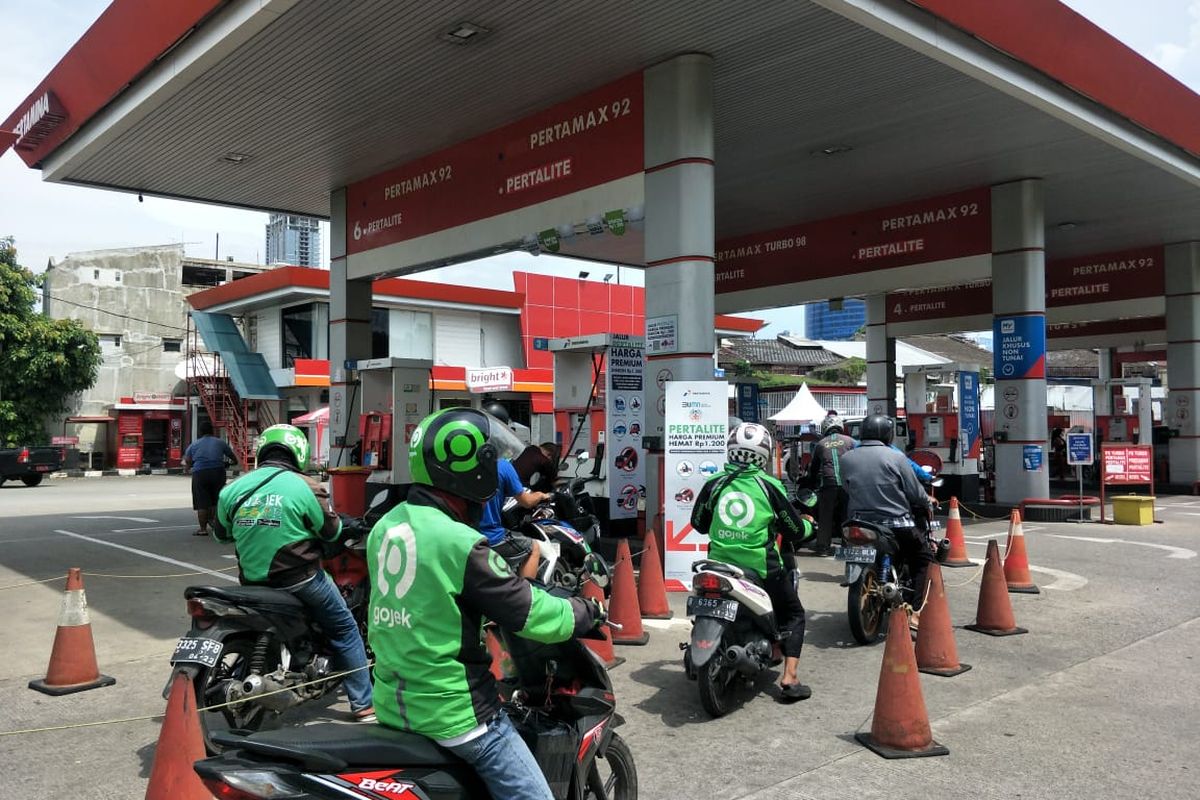 Antrian pengendara motor yang membeli BBM Pertalite dengan harga khusus di SPBU Jln Industri Raya No.1, Jakarta Pusat, Senin (16/11/2020).