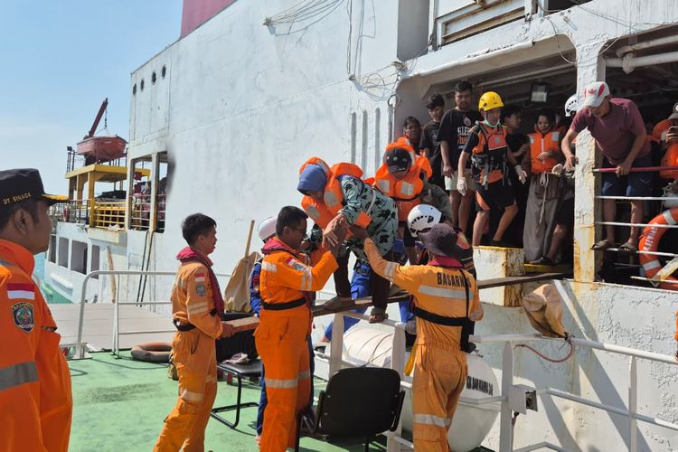 Terhalang Kapal Kandas, 253 Penumpang KM Sewindu Dari Tanjung Priok Dievakuasi Darurat di Pangkalbalam