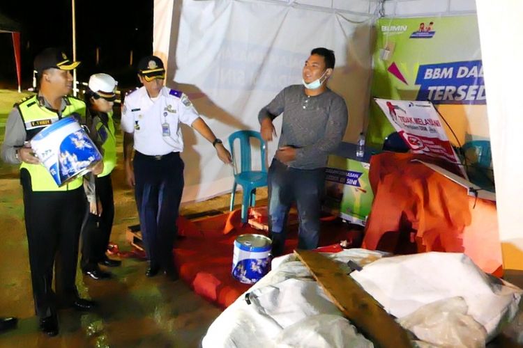 Kapolres Semarang AKBP Thirdy Hadmiarso (memegang kemasan BBM) tengah meninjau Kios Kemasan (KiosK) Pertamina di rest area Kilometer 49 ruas Tol Bawen-Salatiga, Kamis (16/6/2017) malam.