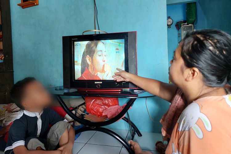 Rosmawati, warga Kampung Babakan, Kabupaten Tangerang, masih bisa menikmati siaran televisi analog di channel TV, pada hari pertama suntik mati TV analog Jabodetabek, Kamis (3/11/2022).