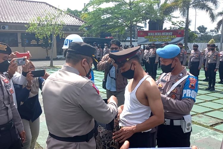 Perkara kasus perselingkuhan oknum polisi berinisial Aipda AL dengan istri TNI sudah dinyatakan lengkap atau P21 resmi dihentikan oleh Kejari Purworejo.