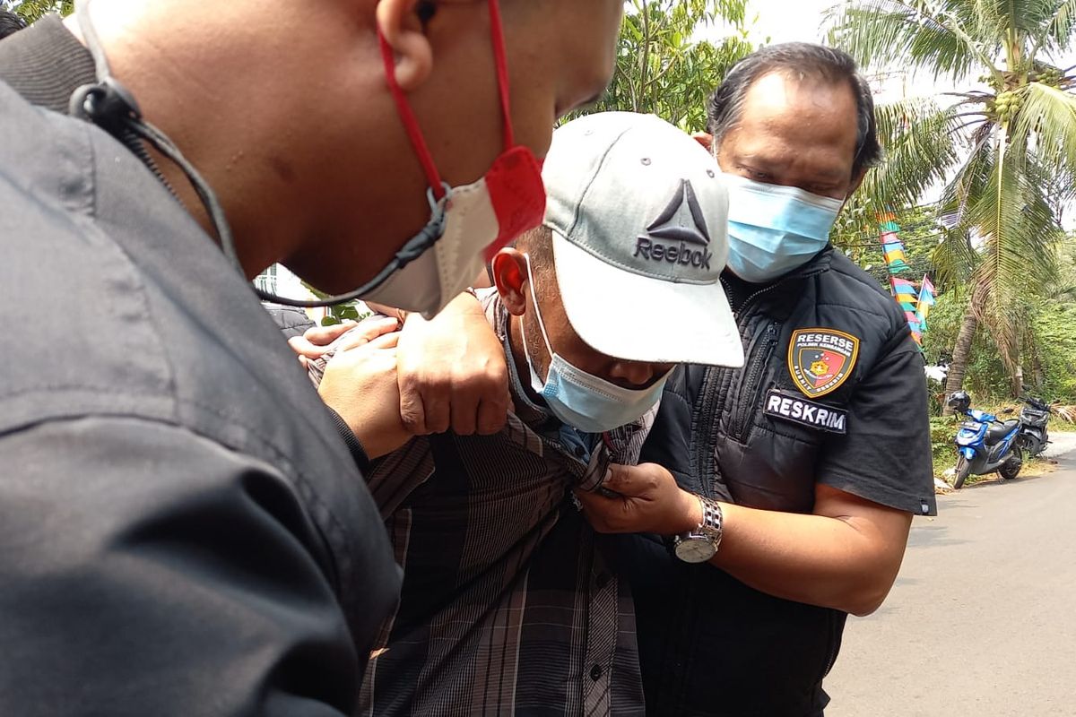 Polisi menangkap DB (48), pelaku pemalakkan staf proyek pembangunan di Joglo, Kembangan, Jakarta Barat, pada Kamis (26/8/2021). 