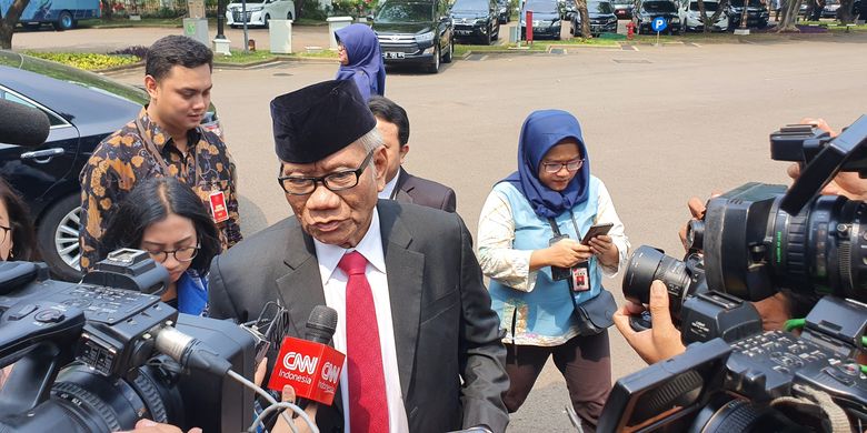 Mantan Hakim MK Harjono tiba di Istana jelang pelantikan Dewan Pengawas KPK, Jumat (20/12/2019).