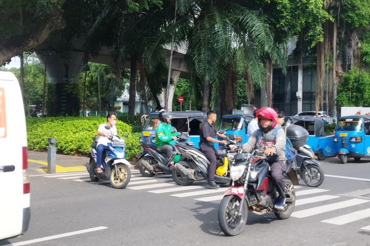 Sejumlah pengendara motor melawan arah di Jalan Pegangsaan Timur, Menteng, Jakarta Pusat, Rabu (6/3/2024)