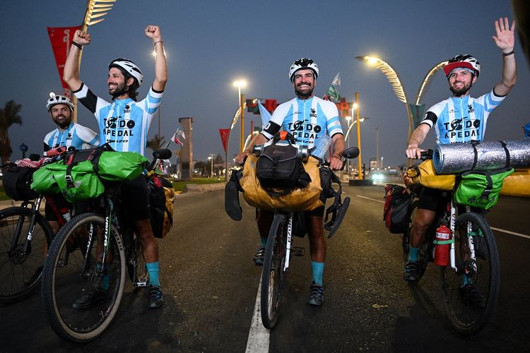 Penggemar timnas Argentina mengayuh sepeda sejauh 10.000 kilometer demi menyaksikan aksi Lionel Messi di Piala Dunia 2022 Qatar.