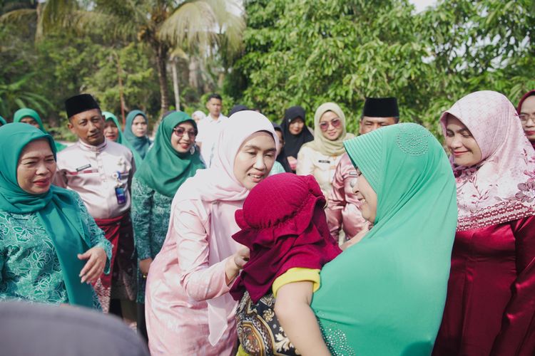 Cegah Stunting, Henny Sasmita Berikan Bantuan Makanan Bergizi untuk Balita di Rokan Hulu