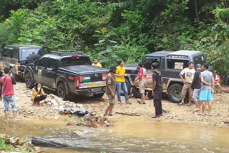 Tim off road berhenti untuk istirahat dan makan disebuah sungai sebelum melanjutkan perjalanan yang lebih menantang.