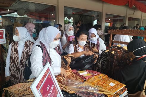 Ketika Istri Pejabat Tak Berani Menawar Batik di Samping Iriana Jokowi...