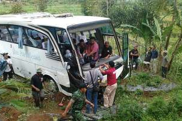 Bus pariwisata juruan Yogyakarta - Kopeng Kabupaten Semarang kecelakaan di kawasan Pakis Kabupaten Magelang, Senin (26/12/2016) sore. Sekitar 41 penumpang mengalami luka-luka.