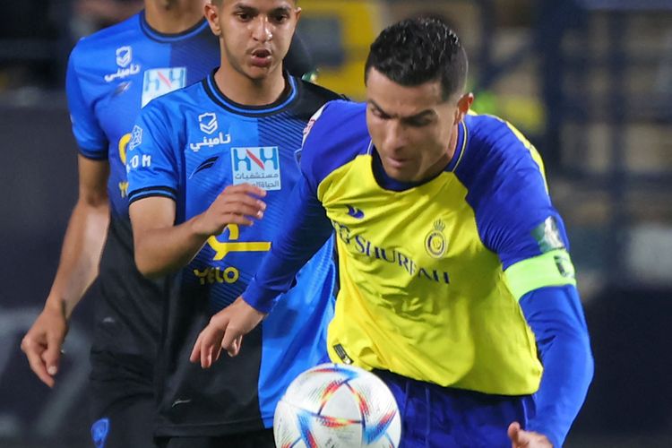 Penyerang Al Nassr Cristiano Ronaldo (kanan) berebut bola pada pertandingan sepak bola perempat final Piala Raja antara Al Nassr dan Abha di Stadion Msool Park di Riyadh pada Selasa 14 Maret 2023.